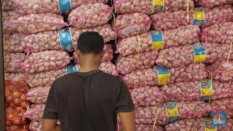 Dugaan pedagang, lonjakan harga bawang putih terjadi semenjak heboh virus corona di China. Selama ini 90% bawang putih berasal dari China.