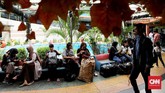 Ruang yang tersedia dan dapat digunakan para penyeberang jalan adalah musala dan toilet. Selain itu, kursi yang melingkar di sekitar air mancur dimanfaatkan para penyeberang jalan sebagai ruang tunggu dan pertemuan. (CNN Indonesia/Safir Makki)