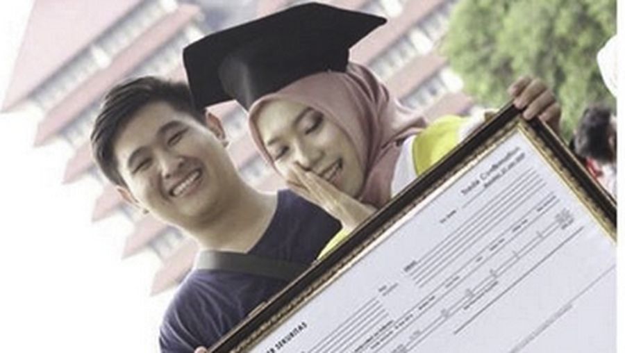 Pria bernama Cervin Chaniago memberikan kado wisuda unik untuk orang terkasih.