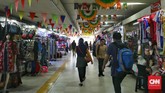 Kios-kios kecil tempat pedagang brerjualan pakaian, makanan minuman untuk memanjakan pejalan kaki. (CNN Indonesia/Safir Makki)