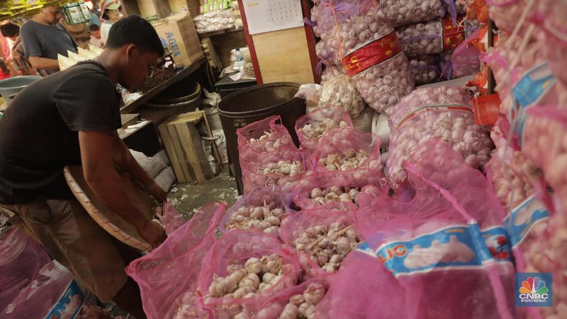 Dugaan pedagang, lonjakan harga bawang putih terjadi semenjak heboh virus corona di China. Selama ini 90% bawang putih berasal dari China.