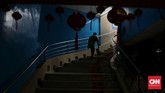 Tangga yang menghubungkan Museum Mandiri dihiasi warna-warni. Lorong melingkar pun dihiasi dengan tanaman dan bunga artifisial. (CNN Indonesia/Safir Makki)