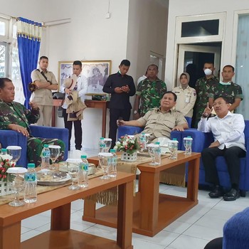 Intip Gaya Prabowo Saat Blusukan Cek Karantina WNI di Natuna