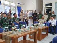Intip Gaya Prabowo Saat Blusukan Cek Karantina WNI di Natuna