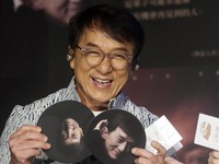 Jackie Chan Janjikan Rp 1,9 M Buat Penemu Vaksin Corona
