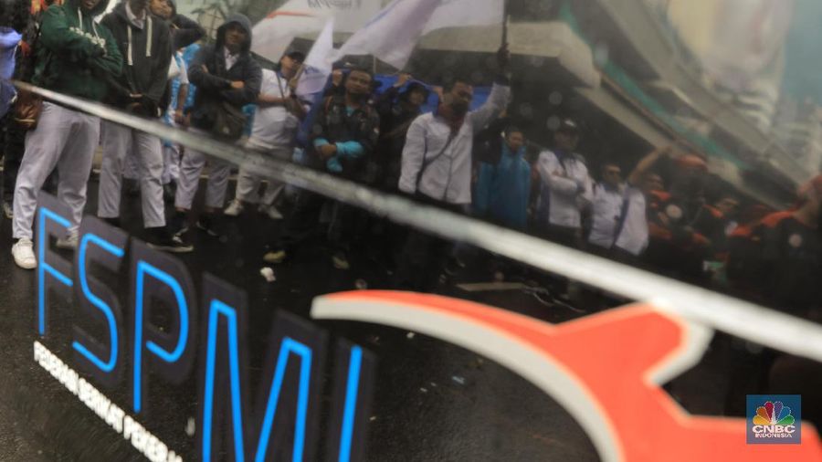 Kedatangan massa aksi ini untuk menolak kenaikan iuran BPJS Kesehatan. Iuran BPJS Kesehatan itu sendiri telah naik secara resmi per 1 Januari 2020.