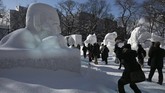 Jumlah pengunjung ke Sapporo Snow Festival mencapai rekor pada tahun lalu, yakni 2,74 juta orang. Sebagian besar yang datang turis mancanegara, terutama dari China. (CHARLY TRIBALLEAU / AFP)