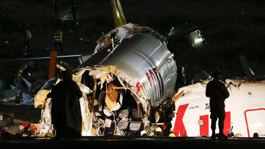 Pesawat Boeing 737 gagal mendarat di Bandara Sabiha Gokcen di Istanbul dan mengalami kecelakaan. Akibatnya 3 orang tewas dan 179 terluka.