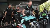 Kru Petronas Yamaha membawa sepeda motor YZR-M1 di acara peluncuran. Musim lalu Petronas Yamaha sukses meraih tujuh finis podium lewat Fabio Quartararo. (MOHD RASFAN/AFP)