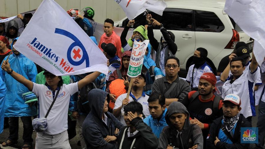Kedatangan massa aksi ini untuk menolak kenaikan iuran BPJS Kesehatan. Iuran BPJS Kesehatan itu sendiri telah naik secara resmi per 1 Januari 2020.