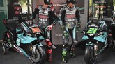 Fabio Quartararo dan Franco Morbidelli memperlihatkan sepeda motor YZR-M1 Petronas Yamaha kepada awak media yang hadir di Sirkuit Sepang. (MOHD RASFAN/AFP)