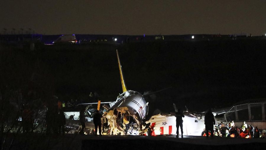 Pesawat Boeing 737 gagal mendarat di Bandara Sabiha Gokcen di Istanbul dan mengalami kecelakaan. Akibatnya 3 orang tewas dan 179 terluka.
