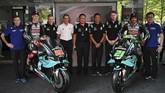 Fabio Quartararo dan Franco Morbidelli berpose bersama petinggi Petronas Yamaha. Tampak Lin Jarvis (kiri) yang merupakan direktur pelaksana tim pabrikan Yamaha MotoGP. (MOHD RASFAN/AFP)