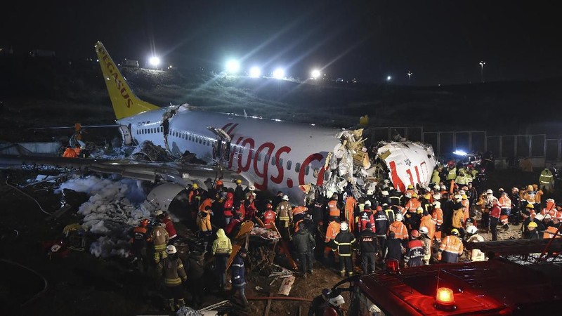 Pesawat Boeing 737 gagal mendarat di Bandara Sabiha Gokcen di Istanbul dan mengalami kecelakaan. Akibatnya 3 orang tewas dan 179 terluka.