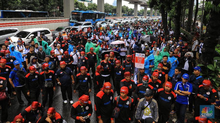Kedatangan massa aksi ini untuk menolak kenaikan iuran BPJS Kesehatan. Iuran BPJS Kesehatan itu sendiri telah naik secara resmi per 1 Januari 2020.