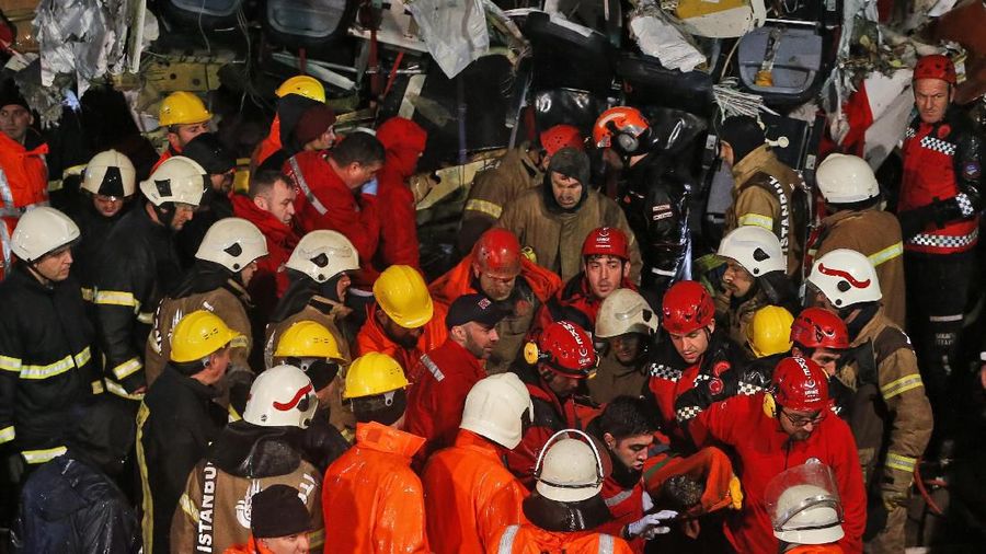 Pesawat Boeing 737 gagal mendarat di Bandara Sabiha Gokcen di Istanbul dan mengalami kecelakaan. Akibatnya 3 orang tewas dan 179 terluka.