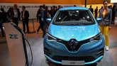 Renault Zoe salah satu mobil bertenaga listrik yang ditampilkan di Auto Expo 2020. (Photo by Money SHARMA / AFP)
