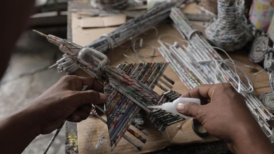 Di tangannya limbah kertas bisa disulap menjadi kerajinan unik dan bernilai ekonomis tinggi.