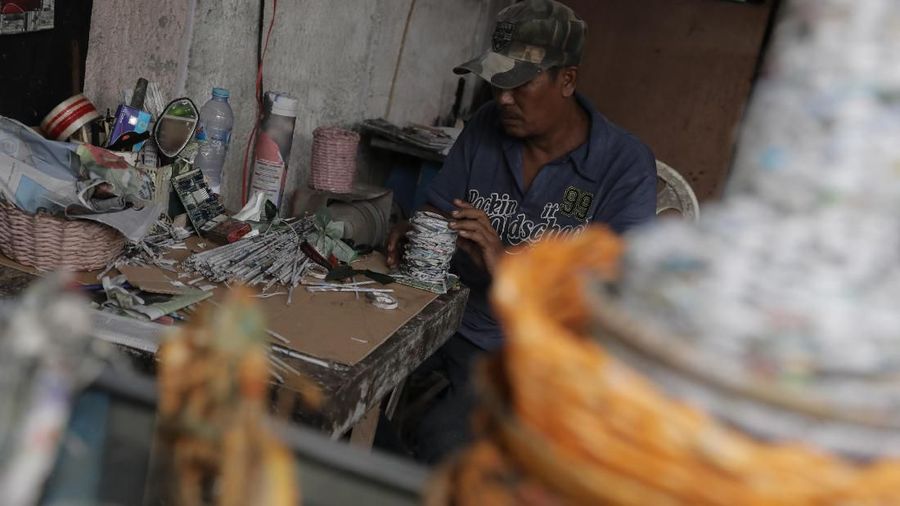Di tangannya limbah kertas bisa disulap menjadi kerajinan unik dan bernilai ekonomis tinggi.