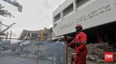 Pekerja beraktivitas di lokasi proyek revitalisasi kawasan Taman Ismail Marzuki (TIM) di Jakarta, Kamis, 6 Februari 2020. (CNN Indonesia/Adhi Wicaksono)