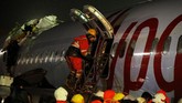 Regu penyelamat diturunkan untuk mengevakuasi penumpang yang sempat terjebak di dalam pesawat. (AP Photo/Emrah Gurel)