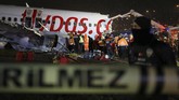 Cuaca buruk disebut menjadi penyebab pesawat tergelincir hingga terbakar dan terbelah menjadi tiga bagian. (AP Photo/Emrah Gurel)