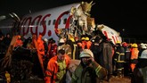 Sejumlah penumpang sempat berupaya menyelamatkan diri, sementara tak sedikit yang terjebak di dalam pesawat. (AP Photo/Emrah Gurel)
