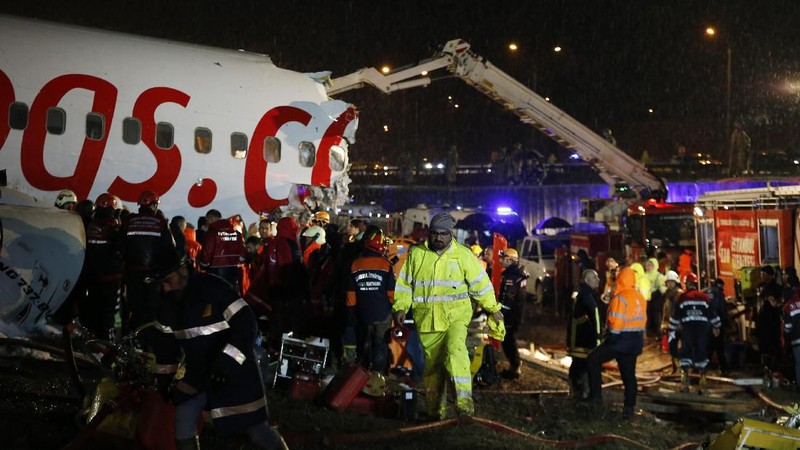 Pesawat Boeing 737 gagal mendarat di Bandara Sabiha Gokcen di Istanbul dan mengalami kecelakaan. Akibatnya 3 orang tewas dan 179 terluka.