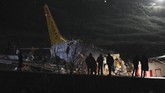 Akibat kecelakaan ini, bandara Sabihan Gokcen sempat ditutup dan jadwal penerbangan dialihkan ke bandara utama di Istanbul. (AP Photo)