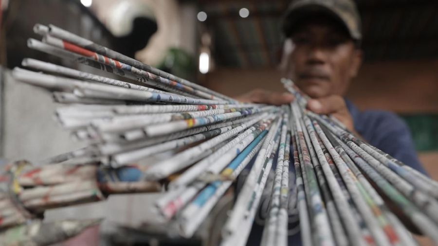Di tangannya limbah kertas bisa disulap menjadi kerajinan unik dan bernilai ekonomis tinggi.