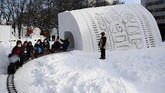 Kereta salju di Sapporo Snow Festival 2020. (CHARLY TRIBALLEAU / AFP)
