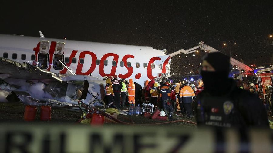 Pesawat Boeing 737 gagal mendarat di Bandara Sabiha Gokcen di Istanbul dan mengalami kecelakaan. Akibatnya 3 orang tewas dan 179 terluka.