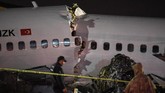 Media sempat menampilkan potongan video yang menunjukkan pesawat mengeluarkan api dan terbelah menjadi tiga bagian. (Photo by Ozan KOSE / AFP)