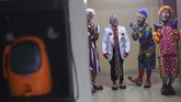 ABI bekerja sama dengan Yayasan Kasih Anak Kanker Indonesia (YKAKI) menghibur pasien anak penderita kanker dalam rangka menyambut peringatan Hari Kanker Internasional. (ANTARA FOTO/Wahyu Putro A)