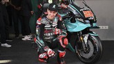 Fabio Quartararo berpose di depan sepeda motor YZR-M1 yang akan digunakannya di MotoGP 2020. Quartararo mendapat spec sepeda motor pabrikan Yamaha musim ini. (MOHD RASFAN/AFP)