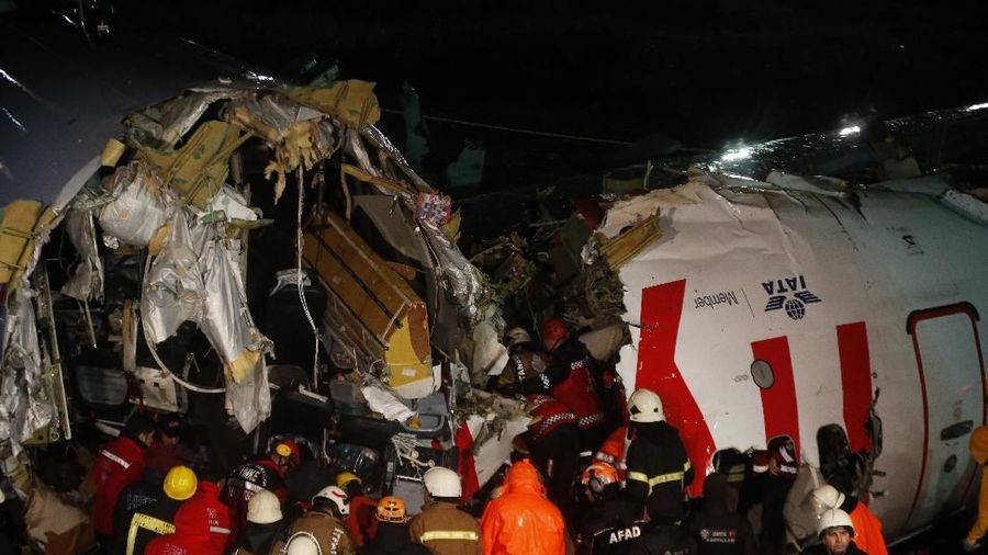 Pesawat Boeing 737 gagal mendarat di Bandara Sabiha Gokcen di Istanbul dan mengalami kecelakaan. Akibatnya 3 orang tewas dan 179 terluka.