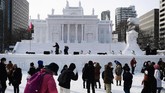 Instalasi es Palace on the Isle di Warsaw, Polandia, dalam Sapporo Snow Festival 2020 di Hokkaido, Jepang. (CHARLY TRIBALLEAU / AFP)