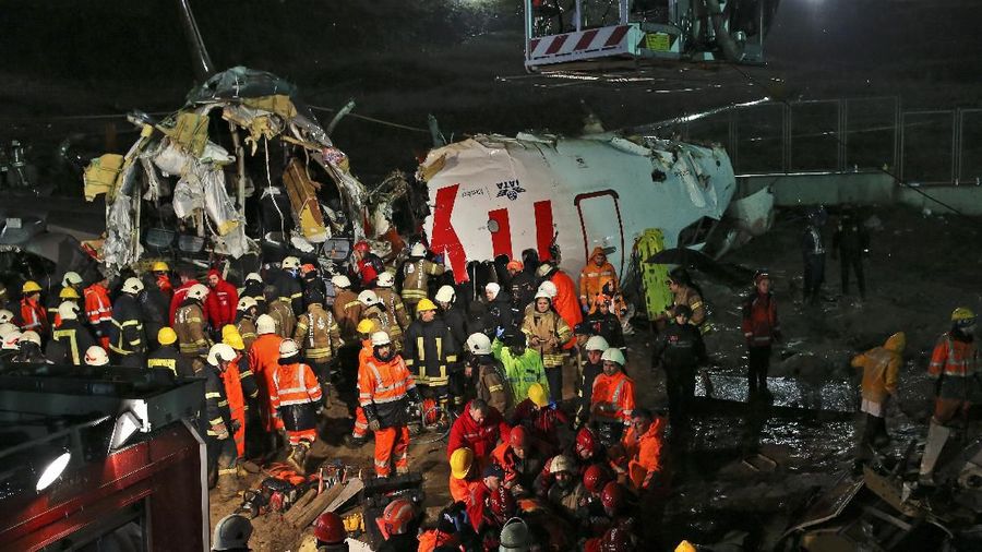Pesawat Boeing 737 gagal mendarat di Bandara Sabiha Gokcen di Istanbul dan mengalami kecelakaan. Akibatnya 3 orang tewas dan 179 terluka.