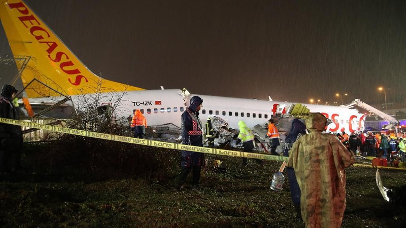 Pesawat Boeing 737 gagal mendarat di Bandara Sabiha Gokcen di Istanbul dan mengalami kecelakaan. Akibatnya 3 orang tewas dan 179 terluka.