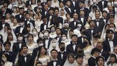 Hampir 6 ribu pasangan dari 64 negara berpakaian rapi. Banyak dari mereka bertemu untuk pertama kalinya dalam beberapa pekan ke belakang. (AP Photo/Ahn Young-joon)
