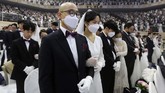 Pernikahan massal kerap digelar di stadion olahraga dengan puluhan ribu pasangan sebagai peserta. Hal ini telah lama menjadi ciri khas gereja. (AP Photo/Ahn Young-joon)