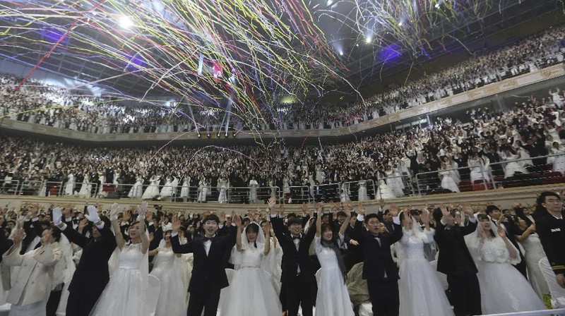 Pernikahan massal tersebut untuk menandai ulang tahun kedelapan kematian pendiri Gereja Unifikasi, Sun Myung Moon.