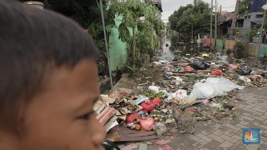 Ketinggian air di Periuk, Kota Tangerang, sempat mencapai 4 meter.