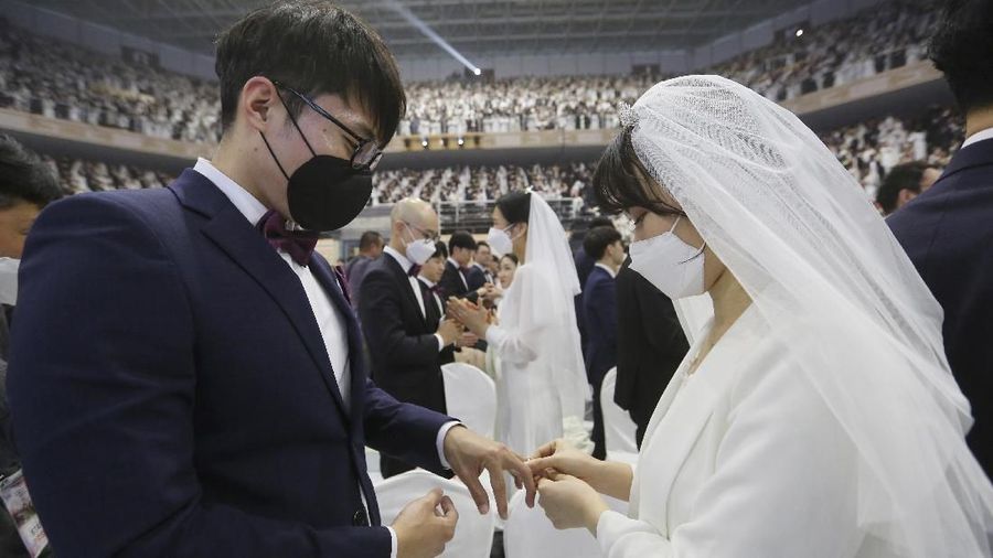 Pernikahan massal tersebut untuk menandai ulang tahun kedelapan kematian pendiri Gereja Unifikasi, Sun Myung Moon.