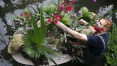 Lebih dari 5.000 anggrek yang berasal dari kepulauan Indonesia dipajang di Princess of Wales Conservatory, mulai dari rangkaian bunga hingga patung satwa liar khas Indonesia. (AP Photo/Frank Augstein)