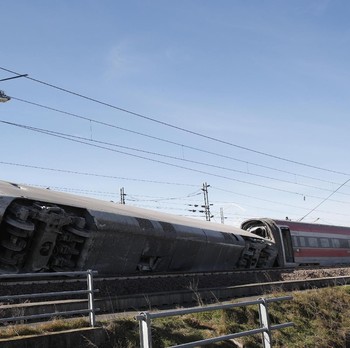 Kereta Cepat Terbalik di Italia, Begini Penampakannya!