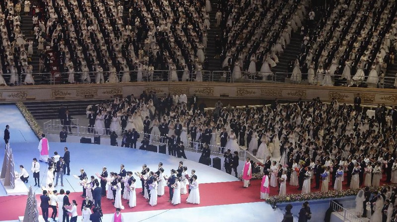 Pernikahan massal tersebut untuk menandai ulang tahun kedelapan kematian pendiri Gereja Unifikasi, Sun Myung Moon.