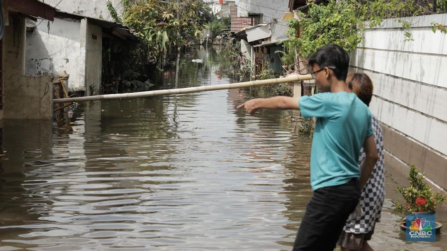 Ketinggian air di Periuk, Kota Tangerang, sempat mencapai 4 meter.