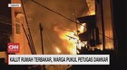 VIDEO: Kalut Rumah Terbakar, Warga Pukuli Petugas Damkar