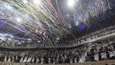 Gereja yang didirikan Sun Myung Moon ini membagikan masker kepada 30 ribu orang. Namun, hanya beberapa yang mengenakannya. (AP Photo/Ahn Young-joon)
